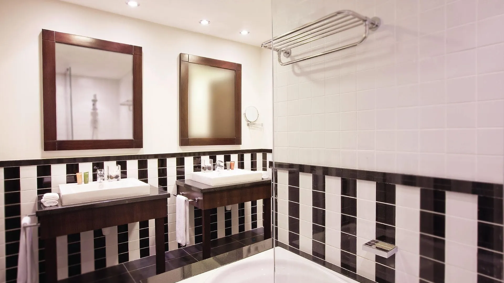 Moevenpick Hotel Apartments Al Mamzar Dubai 5*,